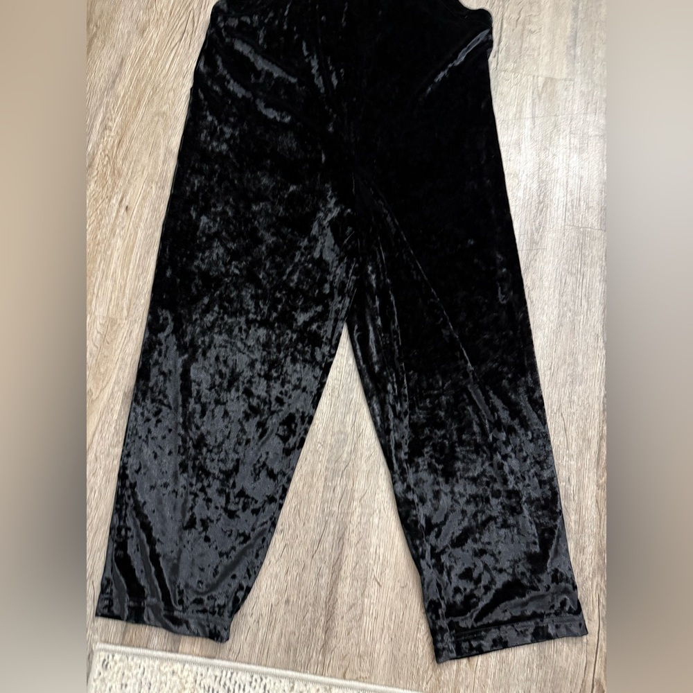 Urban Outfitters • Black Velvet Cropped Overalls - Picture 5 of 12